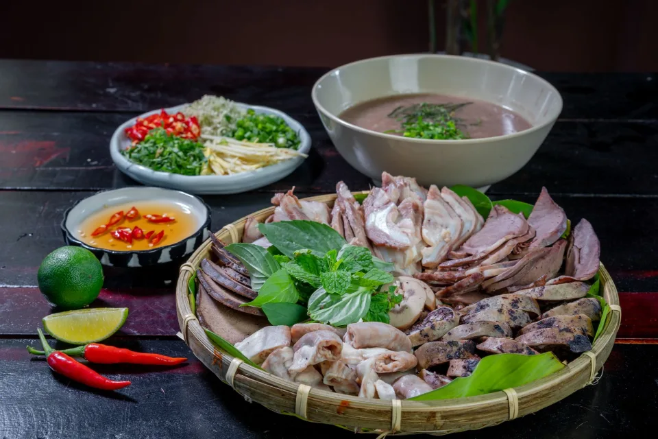 Không gian quán buổi tối